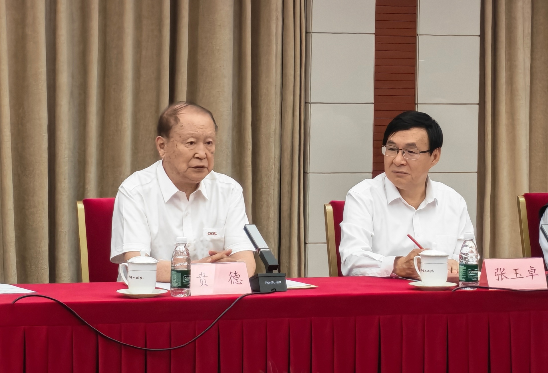 贲德院士（左）在座谈会上发言 图片来源：每经记者 温沐夏 摄